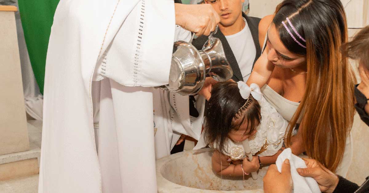 Fotografía de bautizo en Bogotá durante la ceremonia religiosa